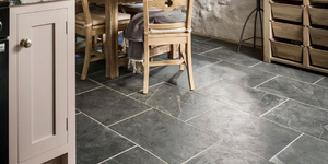 Пол на кухне из черной плитки натурального сланца RKS SLATE Brazil Black Natural (3)