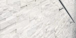 Каменная стена у лестницы фото 3D панели RKS SLATE Кварцит White Quartz Modern купить (2)