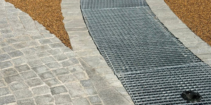 Брусчатка Песчаник Belgian Grey и Гранит Камбулатовскийфранцуженка, пиленая, плитка Камбулатовское Полиров (фотоотзыв) Фонтан Белгород (21)