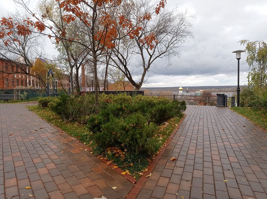 Клинкерная брусчатка ЛСР красная в ландшафтном дизайне мощение дорожки