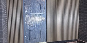 Реечная панель Middle Lines, Australian Palisander, Co-Extrusion фасад из реек реальные фото объекта (2)