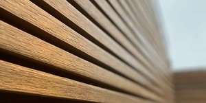 Реечная панель ДПК Turtle Shell, Middle Lines, Australian Palisander Co-Extrusion забор из реек с подсветкой фото