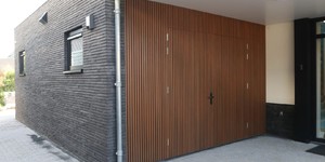 Реечная панель ДПК Turtle Shell, Middle Lines, Australian Palisander Co-Extrusion на стене дома