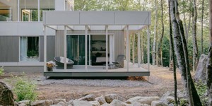 Реечная панель ДПК Turtle Shell, Middle Lines, Canadian Maple Co-Extrusion фотогалерея домов с отделкой рейками (1)
