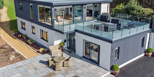 Реечная панель ДПК Turtle Shell, Middle Lines, Faroese Smokewood Co-Extrusion смотреть фото готовых домов с рейками на фасаде (5)