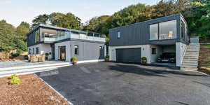 Реечная панель ДПК Turtle Shell, Middle Lines, Faroese Smokewood Co-Extrusion смотреть фото готовых домов с рейками на фасаде (6)