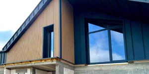 Реечная панель ДПК Turtle Shell, Middle Lines, Siberian Pine Co-Extrusion комбинирование реек в облицовке дома реальные объекты фото (6)