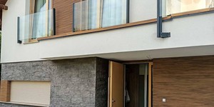 Реечная панель ДПК Turtle Shell, Middle Lines, Siberian Pine Co-Extrusion на фасаде, сочетание с 3D панелями из камня от RKS SLATE