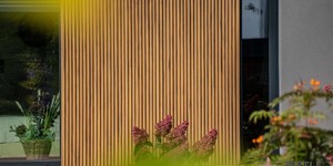 Реечная панель ДПК Turtle Shell, Middle Lines, Siberian Pine Co-Extrusion реечные панели из дпк имитация сосны для фасада (1)