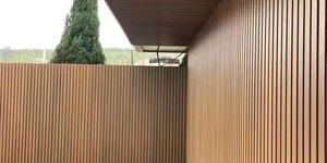 Реечная панель ДПК Turtle Shell, Middle Lines, Siberian Pine Co-Extrusion рейки в экстерьере частного дома