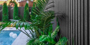 Реечная панель из ДПК для забора Turtle Shell, Middle Lines, Faroese Smokewood Co-Extrusion черные рейки фото глузого забора (4)
