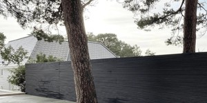 Реечная панель из ДПК для забора Turtle Shell, Middle Lines, Faroese Smokewood Co-Extrusion черные рейки фото глузого забора (1)