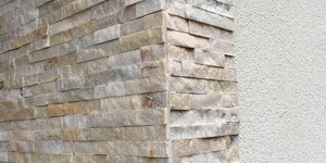 3D панели из натурального камня Кварцит Beige Quartz Classic от бренда  RKS SLATE фото фасада из камня бежевого (6)