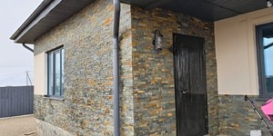 Камень на фасаде фото процесса монтажа 3D панели RKS SLATE Сланец Dark Multicolor купить с доставкой (2)