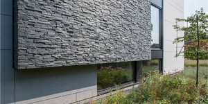 Фасад в отделке 3D панели из натурального камня Кварцит Black Quartz Classic от бренда RKS SLATE фото готового дома (11)