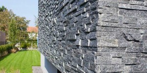 Фасад в отделке 3D панели из натурального камня Кварцит Black Quartz Classic от бренда RKS SLATE фото готового дома (14)