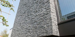 Фасад в отделке 3D панели из натурального камня Кварцит Black Quartz Classic от бренда RKS SLATE фото готового дома (3)