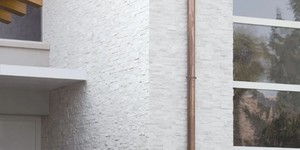 Фасад дома из натурального белого камня заказать 3D панели RKS SLATE Кварцит White Quartz Modern с доставкой (8)