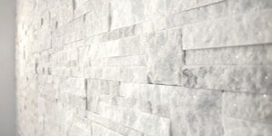 Фасад дома из натурального белого камня заказать 3D панели RKS SLATE Кварцит White Quartz Modern с доставкой (9)