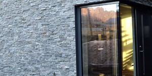 Фасад дома из черного натурального камня 3D панели RKS SLATE Сланец Black Slate Country смотреть фото (2)
