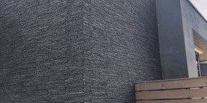 Фасад из черного камня полосой 3D панели RKS SLATE Кварцит Black Quartz Pencil купить (1)