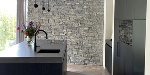 Стена из камня на кухне идеи интерьера 3D панели RKS SLATE Гранит Sesame Grey Country фото (1)