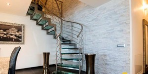 Отделка стены лестницы камнем 3D панели RKS SLATE Кварцит White Quartz Classic смотреть фото (3)