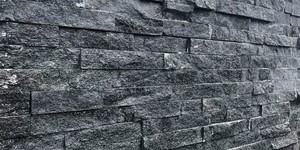 Цоколь облицованный 3D панелями из натурального камня Кварцит Black Quartz Classic от бренда RKS SLATE фото готового дома смотреть (7)