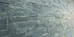 Отделка стены 3D панелью из натурального камня Кварцит Black Quartz Classic от бренда RKS SLATE акцентная стена в интерьере, гостиной, офисе (4)