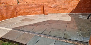Мощение серой каменной плиткой во дворе - Плитка из песчаника RKS SLATE Belgian Grey купить с доставкой (1)