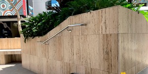 Облицовка подпорных стен и клумб плиткой из натурального травертина Classic Vein Cut от RKS SLATE заказать (2)